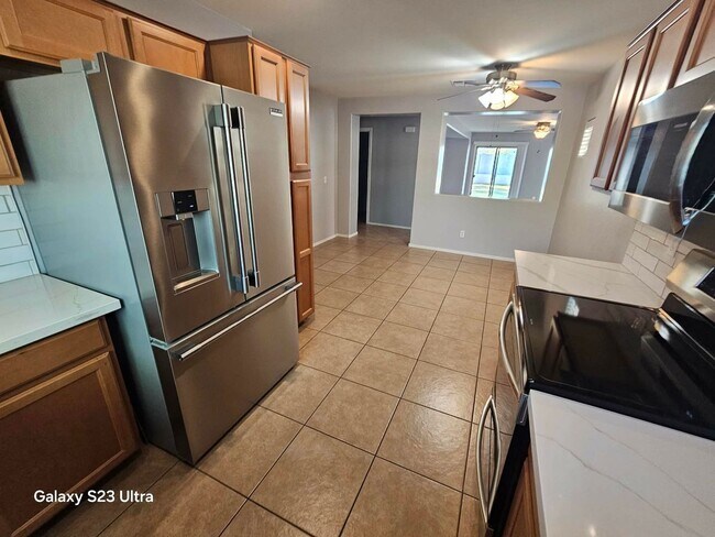 Foto del edificio - Well maintained 3 bedroom 2 bath charming home Free rent OAC
