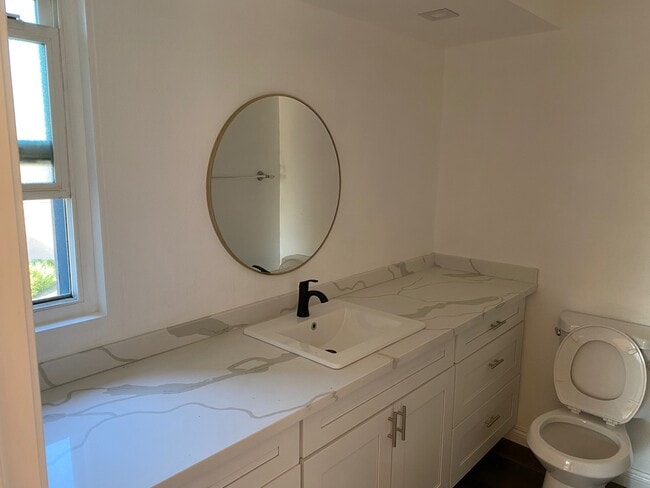 Building Photo - 140 E El Norte Pkwy