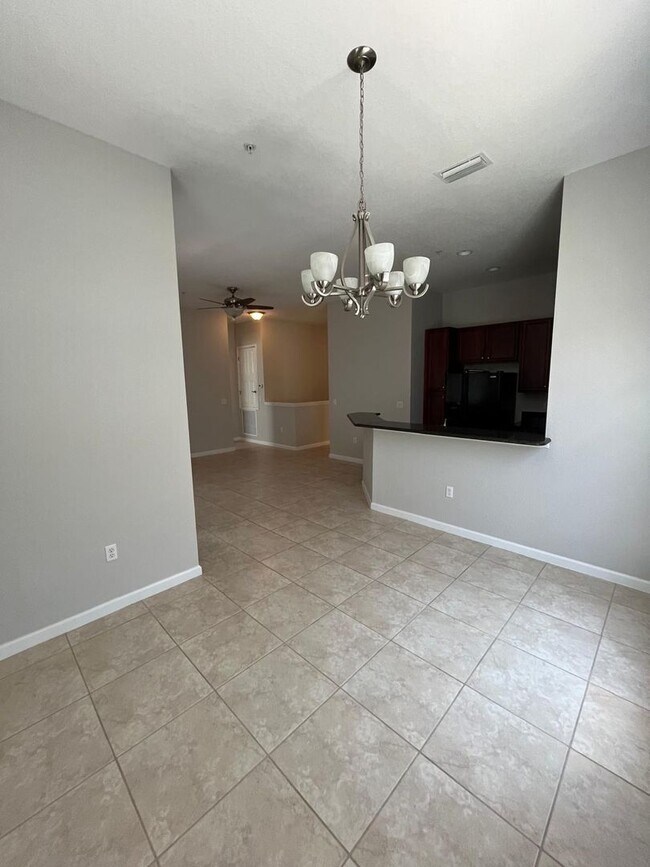 Building Photo - End unit town home in Baldwin Park!