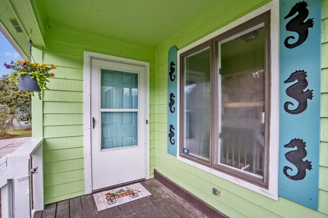Building Photo - Location! Location! Walking Distance to th...