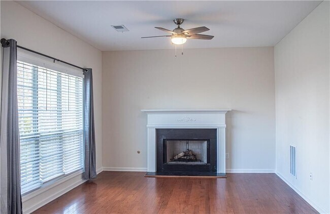 Building Photo - 3359 Shallowford Green Dr