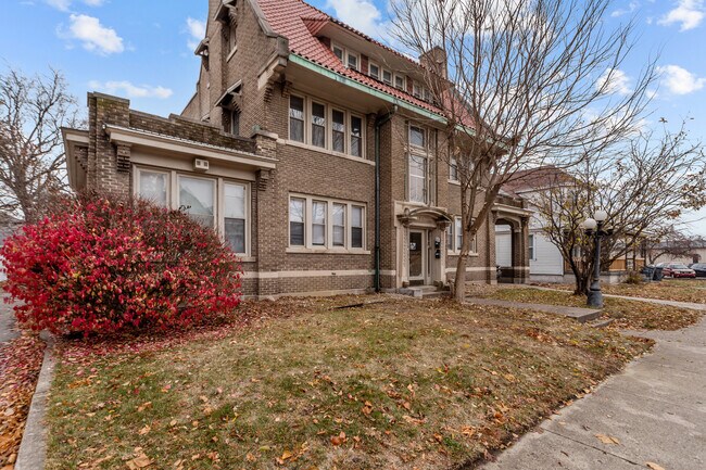 Building Photo - 408 W Mulberry St