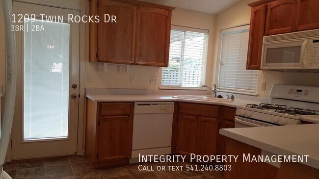 Foto del edificio - 1209 Twin Rocks Dr