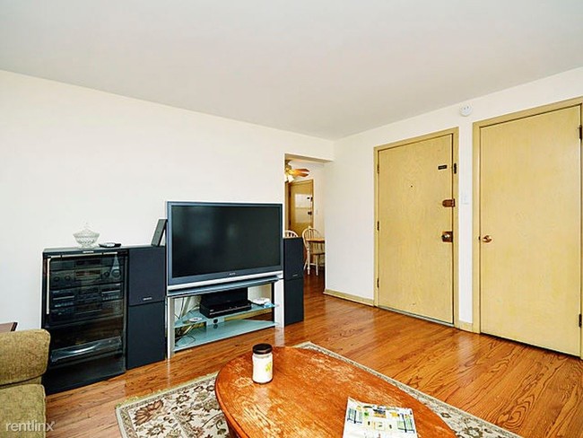 Building Photo - 2 br, 1 bath Apartment - 5935 N Odell Ave