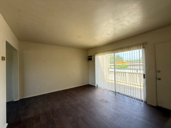 Foto del edificio - 12784 California St