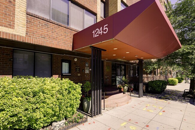 Foto del edificio - Two-level 2BR/2BA Condo with Balcony and Garage Parking
