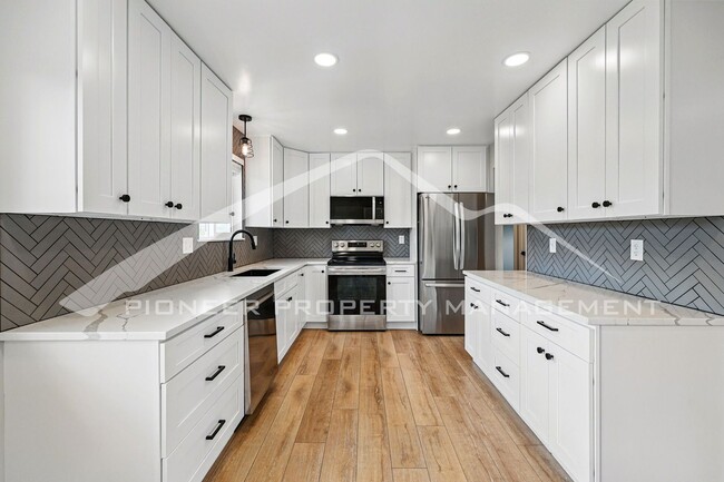 Building Photo - Spacious Duplex with Washer/Dryer and Cent...