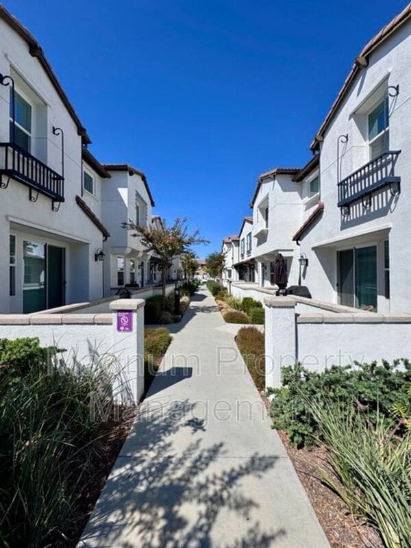 Building Photo - 30327 Town Square Dr