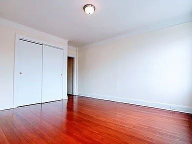 Foto del edificio - "Charming 1-Bed Oasis in the Heart of Woodside, NY!"