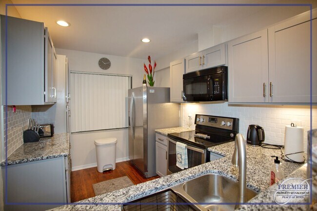 Foto del edificio - **FULLY FURNISHED SEASONAL RENTAL**BONITA ...