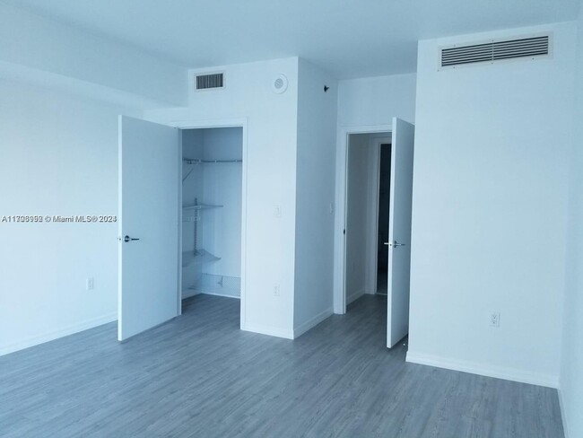 Building Photo - 500 Brickell Ave