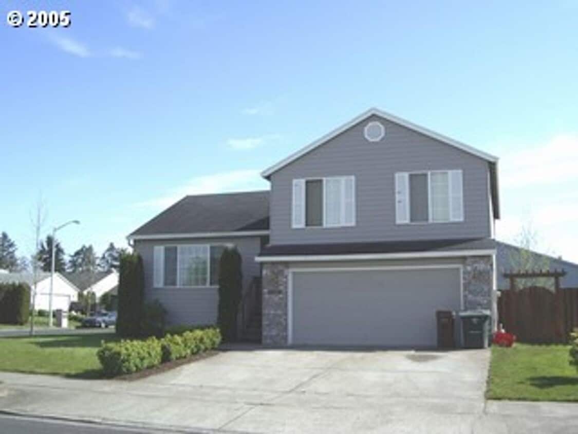 Foto principal - Spacious Tri-Level On Corner Lot