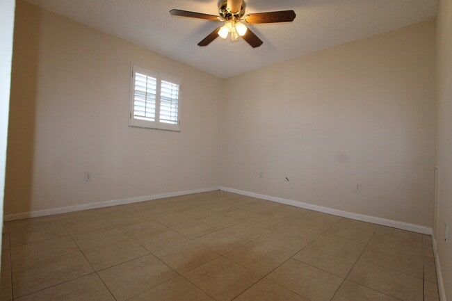 Building Photo - *** ANNUAL *** BONITA SPRINGS *** 2/2 DUPL...