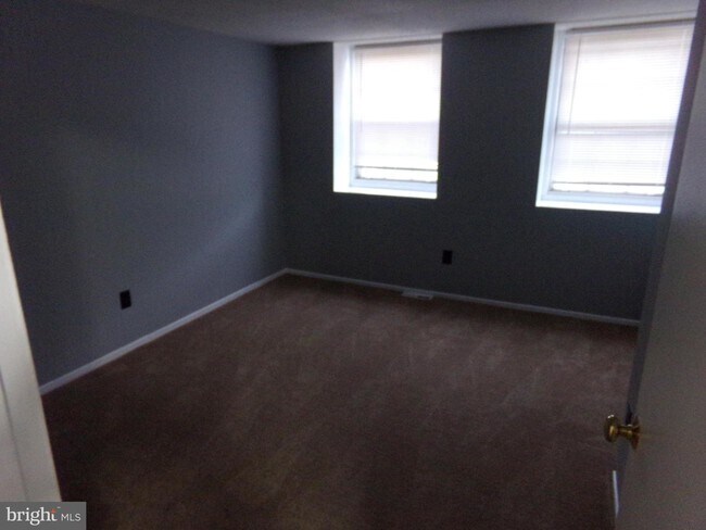 Building Photo - 1773 Village Green Dr