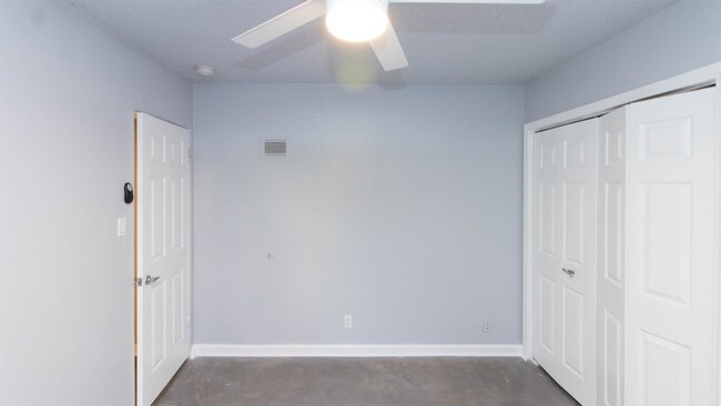 Building Photo - 3025 E 5th St