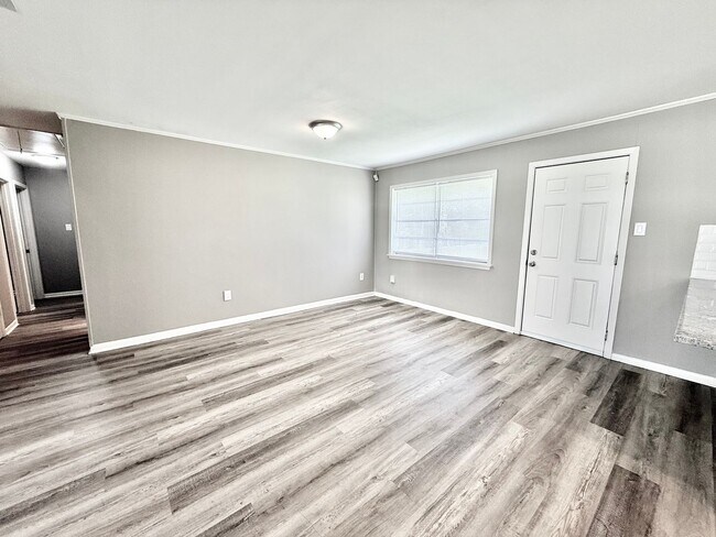 Foto del edificio - 16820 Dahlgren Ave