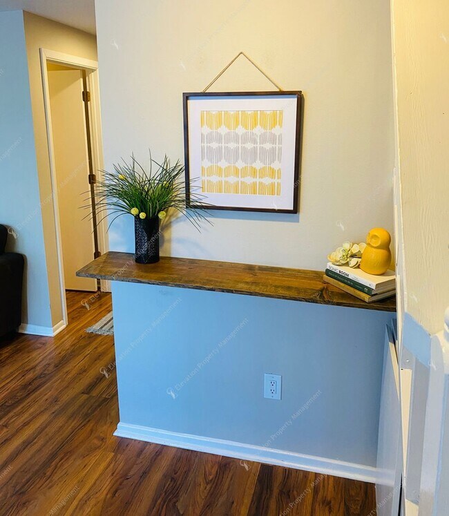 Foto del edificio - FULLY FURNISHED, 1 BR - 1.5 BA + LOFT CONDO IN NW BEND