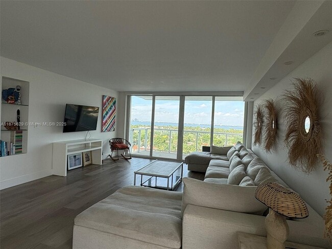 Foto del edificio - 5750 Collins Ave