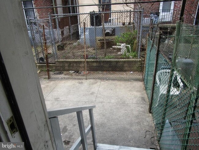 Building Photo - 5552 Addison St