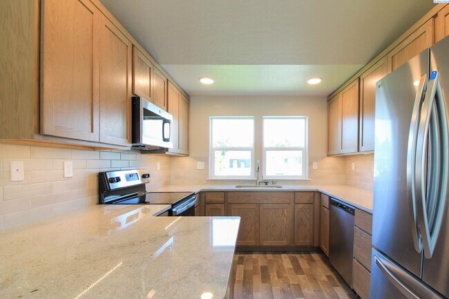 Building Photo - Newer 3 Bed/2 Bath Rambler in Pasco