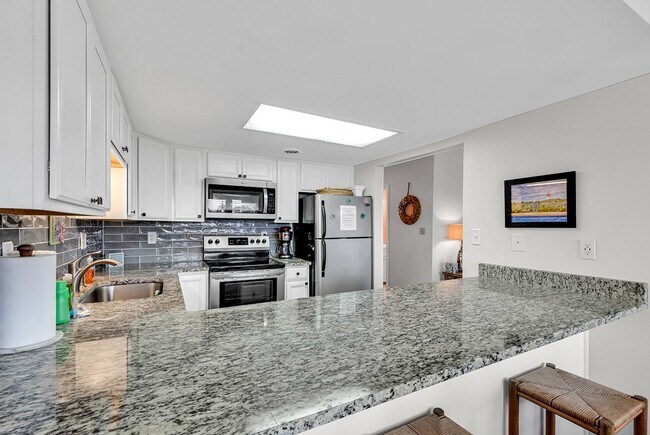 Building Photo - Winter condo rental in Surfside Beach. Ava...