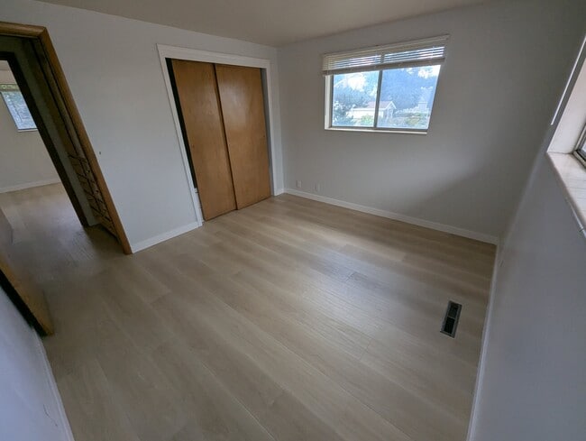 Building Photo - 186 E 700 N