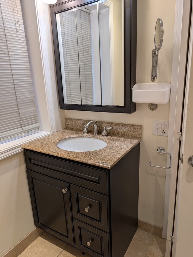 Photo - 222 W Willow St (Chicago, IL) Apartments
