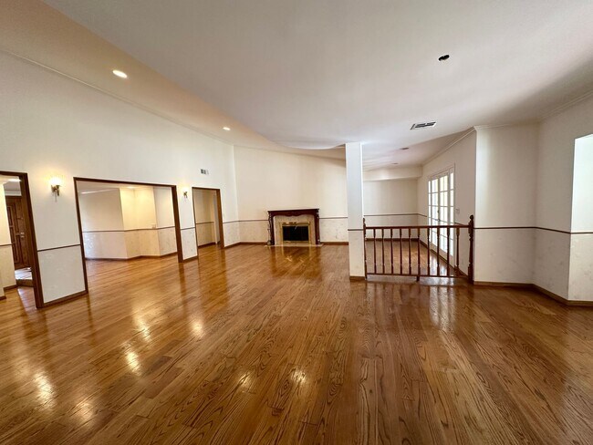 Foto del edificio - 6 Bedroom + 4 Bathroom - Single Level Livi...