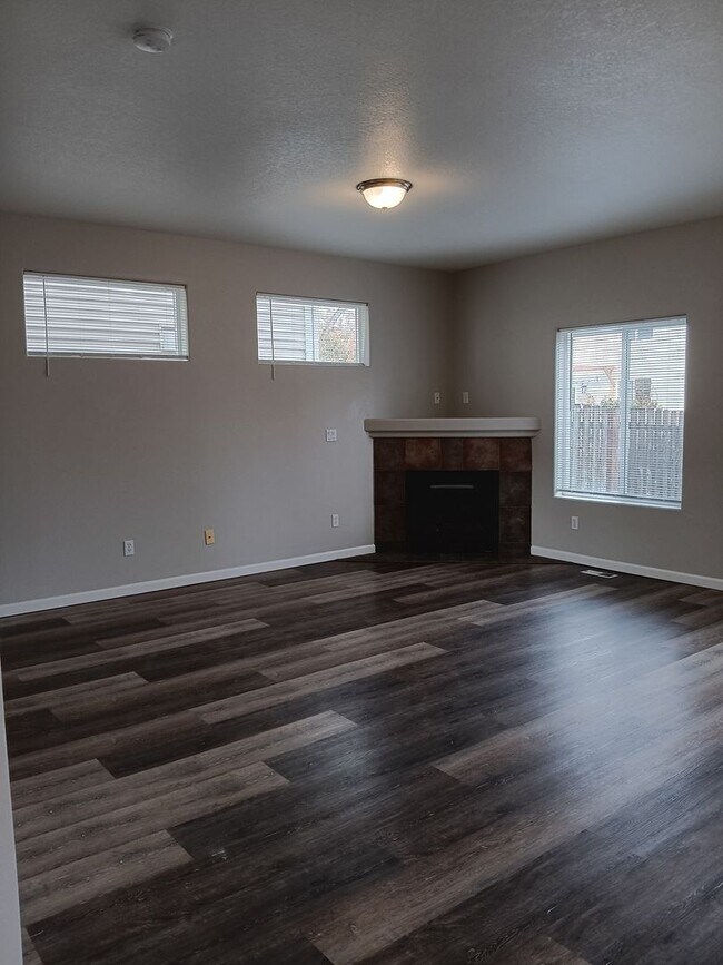 Foto del edificio - Recently Remodeled House is Now Avialable!