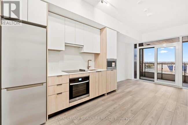 Photo du bâtiment - 1007 The Queensway