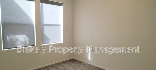 Foto del edificio - 682 Diamond Lake St