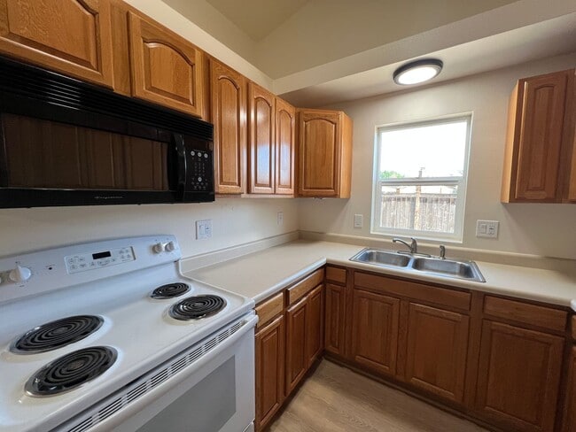 Building Photo - Newly Remodeled Home