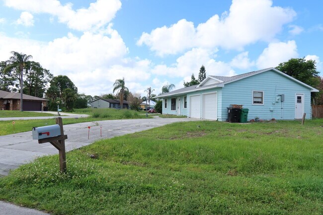 Building Photo - 601 SE Polynesian Ave