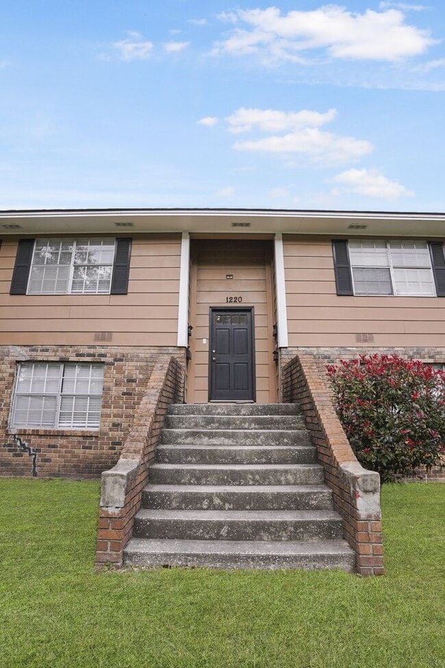 Building Photo - Charming 1 bedroom 1 Bathroom across from Daffin Park