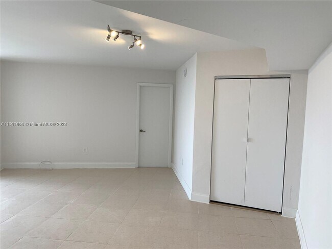 Building Photo - 1300 NE Miami Gardens Dr