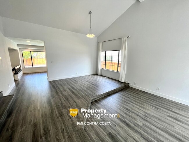 Foto del edificio - 2229 Lake Oaks Ct
