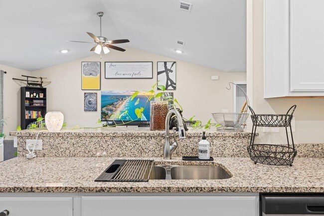 Foto del edificio - 4 Bedrooms!!!