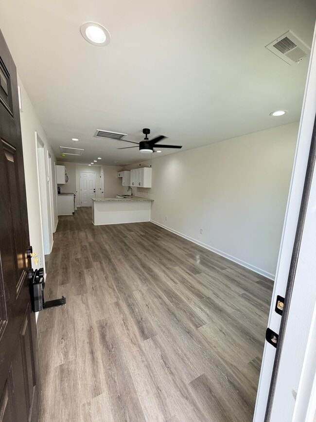 Building Photo - New Construction 2026 2bd/2ba Triplex in convenient location.