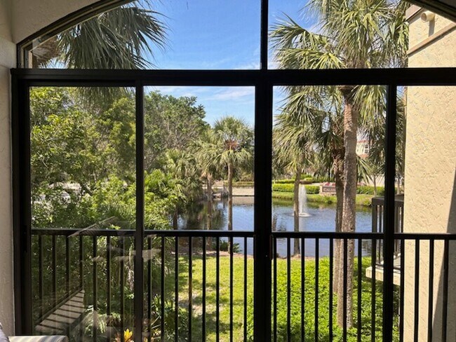 Foto del edificio - **CALAIS OF PELICAN BAY**3 BEDS/2BATHS COA...