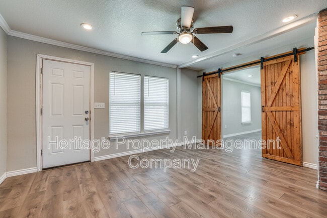 Building Photo - 479 S Sycamore Ave