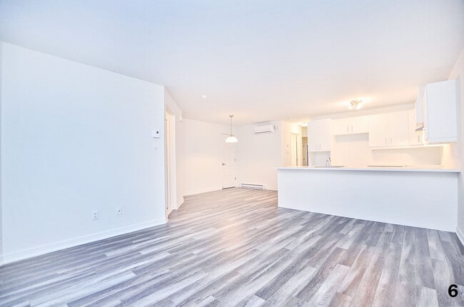 Building Photo - 1623 Av. de la Gare