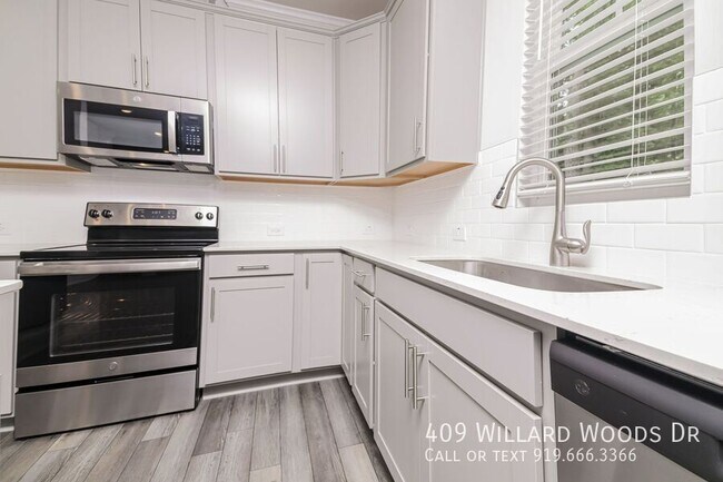 Foto del edificio - 409 Willard Wds Dr