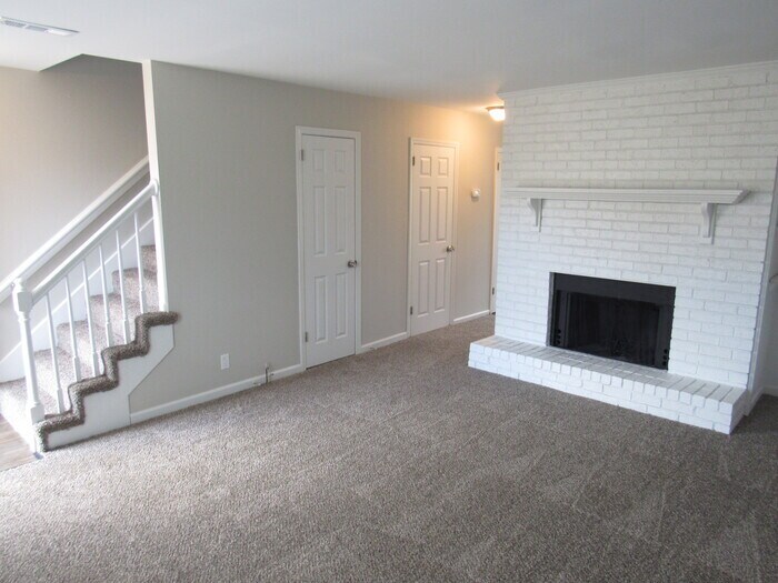 Building Photo - Townhome with lots of renovations, central...