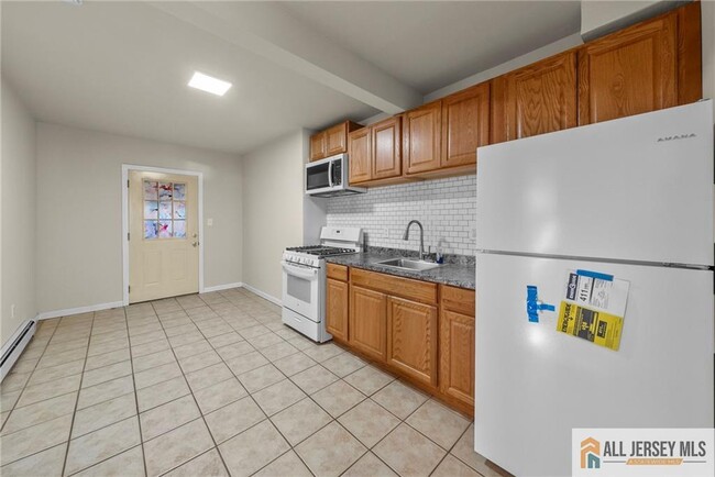 Building Photo - 2102 Woodbridge Ave