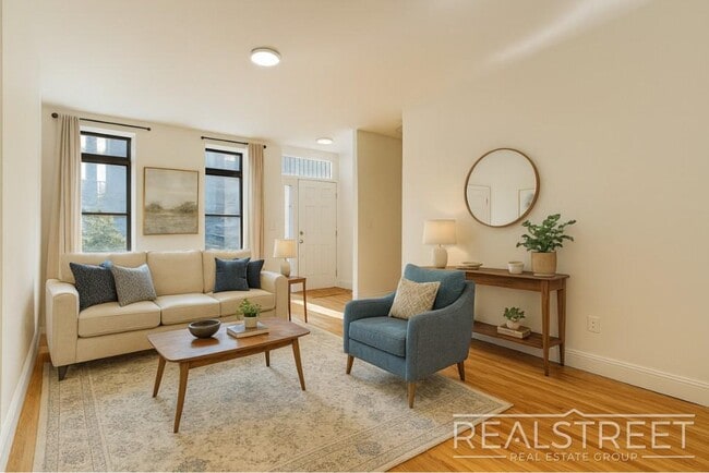 Building Photo - Charming 2 Bed 1.5 Bath Upper Duplex in Bu...