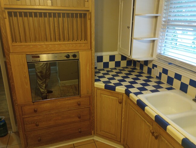 Kitchen - electric oven - 579 High Point Ter House
