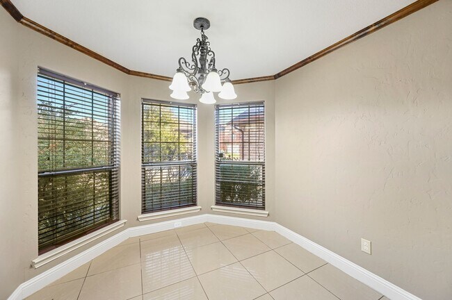 Building Photo - Beautifully Updated 4 bedroom 2.5 bath in ...