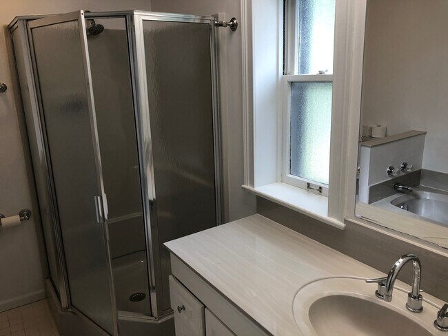 Baño completo - 6959 Pernod Ave