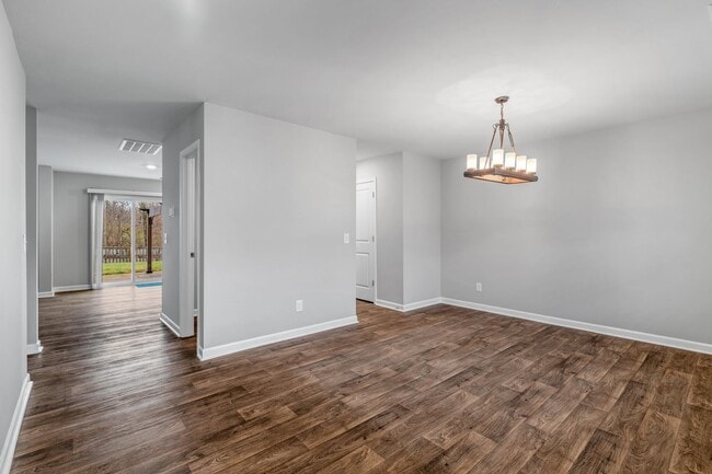 Foto del edificio - Newer Home in Reedy Fork, So Many Upgrades, SS Appliance, Loft, Garage, Fenced!