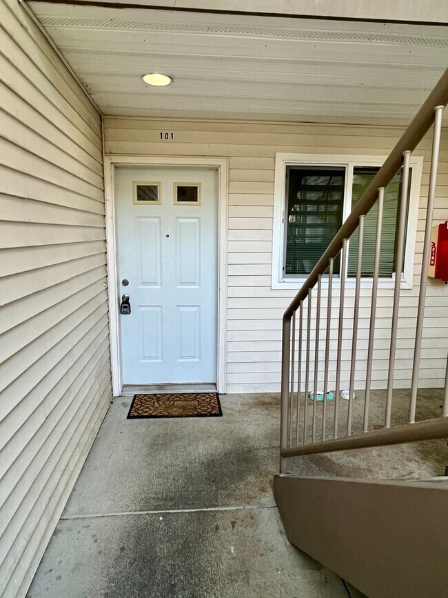 Foto del edificio - Charming 2 Bedroom Condo minutes from I5 a...